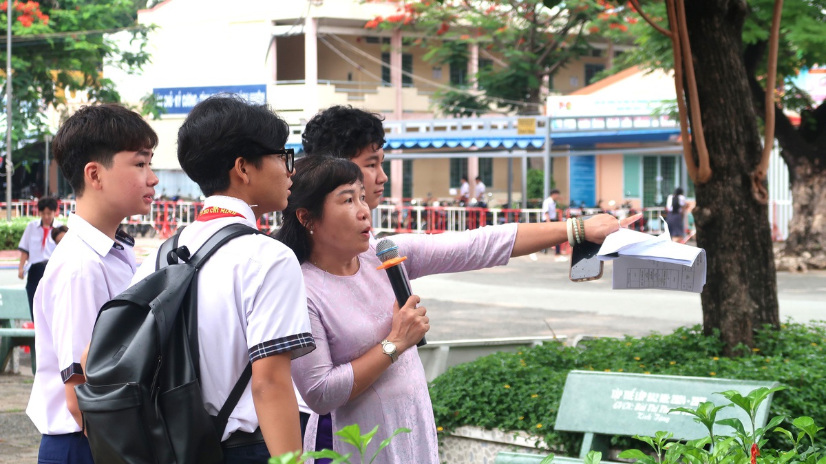 Hơn 150.000 học sinh tại TPHCM làm thủ tục thi vào lớp 10- Ảnh 1. Hơn 150.000 học sinh tại TPHCM làm thủ tục thi vào lớp 10- Ảnh 1.