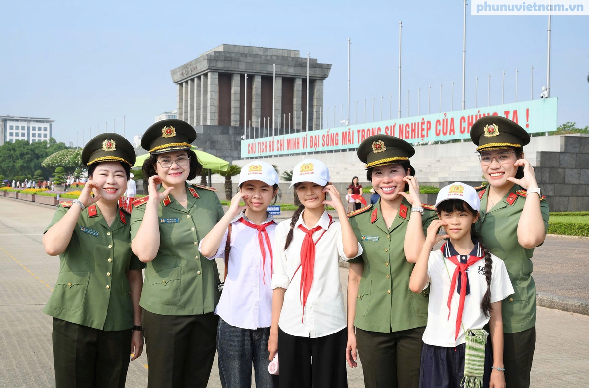 Đoàn đại biểu tham dự chương trình "Trại hè Yêu thương 2026" vào Lăng viếng Bác- Ảnh 3. Đoàn đại biểu tham dự chương trình "Trại hè Yêu thương 2026" vào Lăng viếng Bác- Ảnh 3.