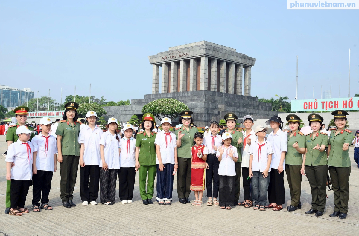 Đoàn đại biểu tham dự chương trình "Trại hè Yêu thương 2026" vào Lăng viếng Bác- Ảnh 4. Đoàn đại biểu tham dự chương trình "Trại hè Yêu thương 2026" vào Lăng viếng Bác- Ảnh 4.