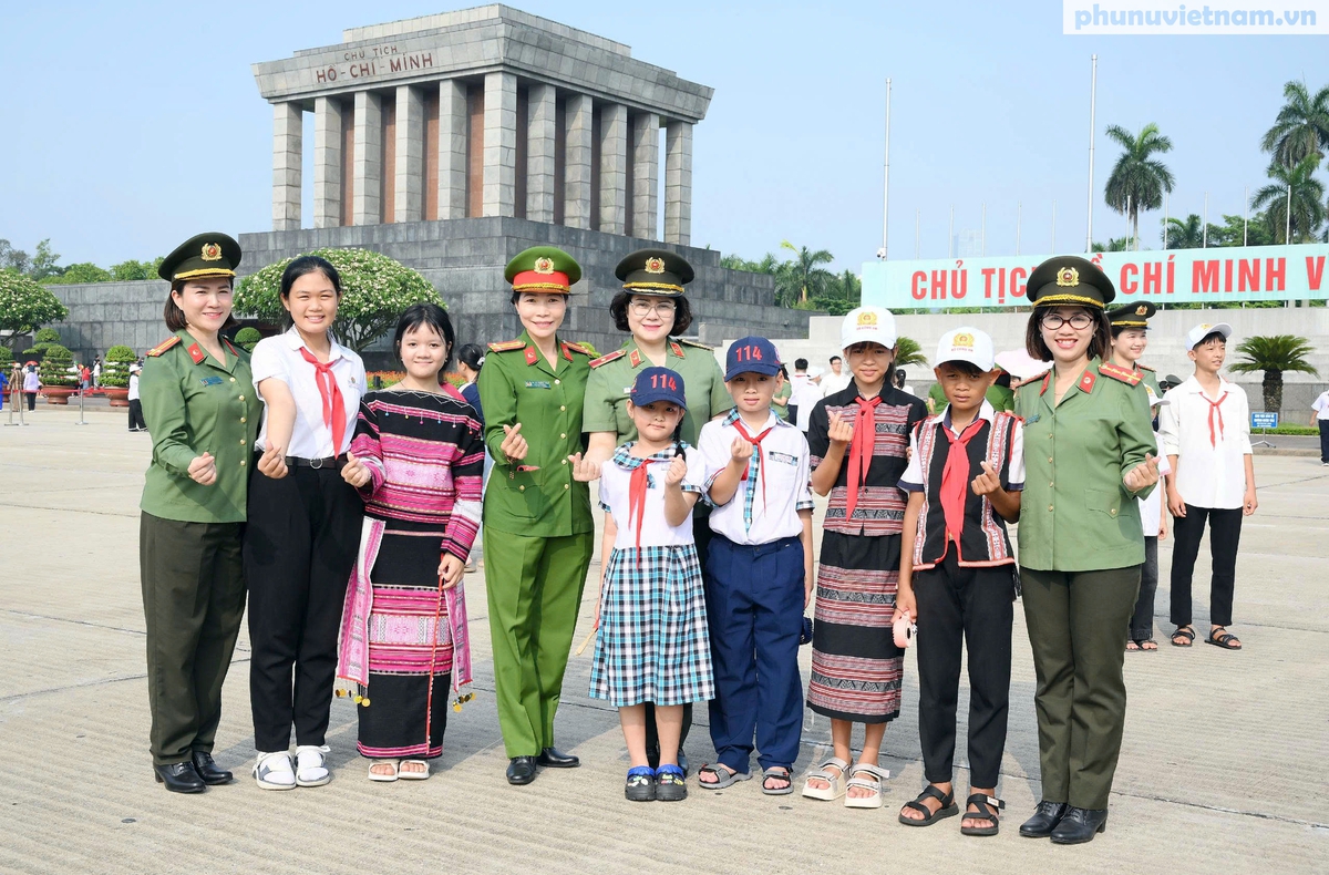 Đoàn đại biểu tham dự chương trình "Trại hè Yêu thương 2026" vào Lăng viếng Bác- Ảnh 5. Đoàn đại biểu tham dự chương trình "Trại hè Yêu thương 2026" vào Lăng viếng Bác- Ảnh 5.
