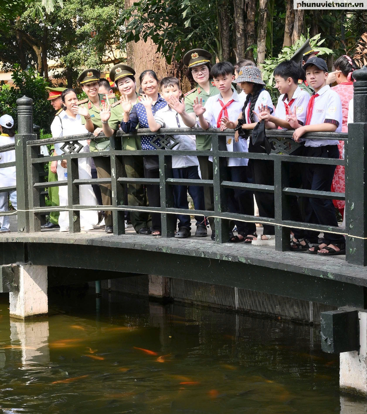Đoàn đại biểu tham dự chương trình "Trại hè Yêu thương 2026" vào Lăng viếng Bác- Ảnh 8. Đoàn đại biểu tham dự chương trình "Trại hè Yêu thương 2026" vào Lăng viếng Bác- Ảnh 8.