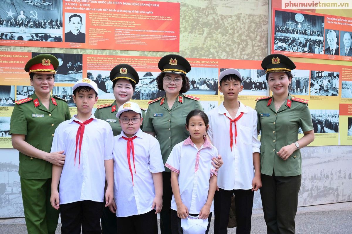 Đoàn đại biểu tham dự chương trình "Trại hè Yêu thương 2026" vào Lăng viếng Bác- Ảnh 9. Đoàn đại biểu tham dự chương trình "Trại hè Yêu thương 2026" vào Lăng viếng Bác- Ảnh 9.