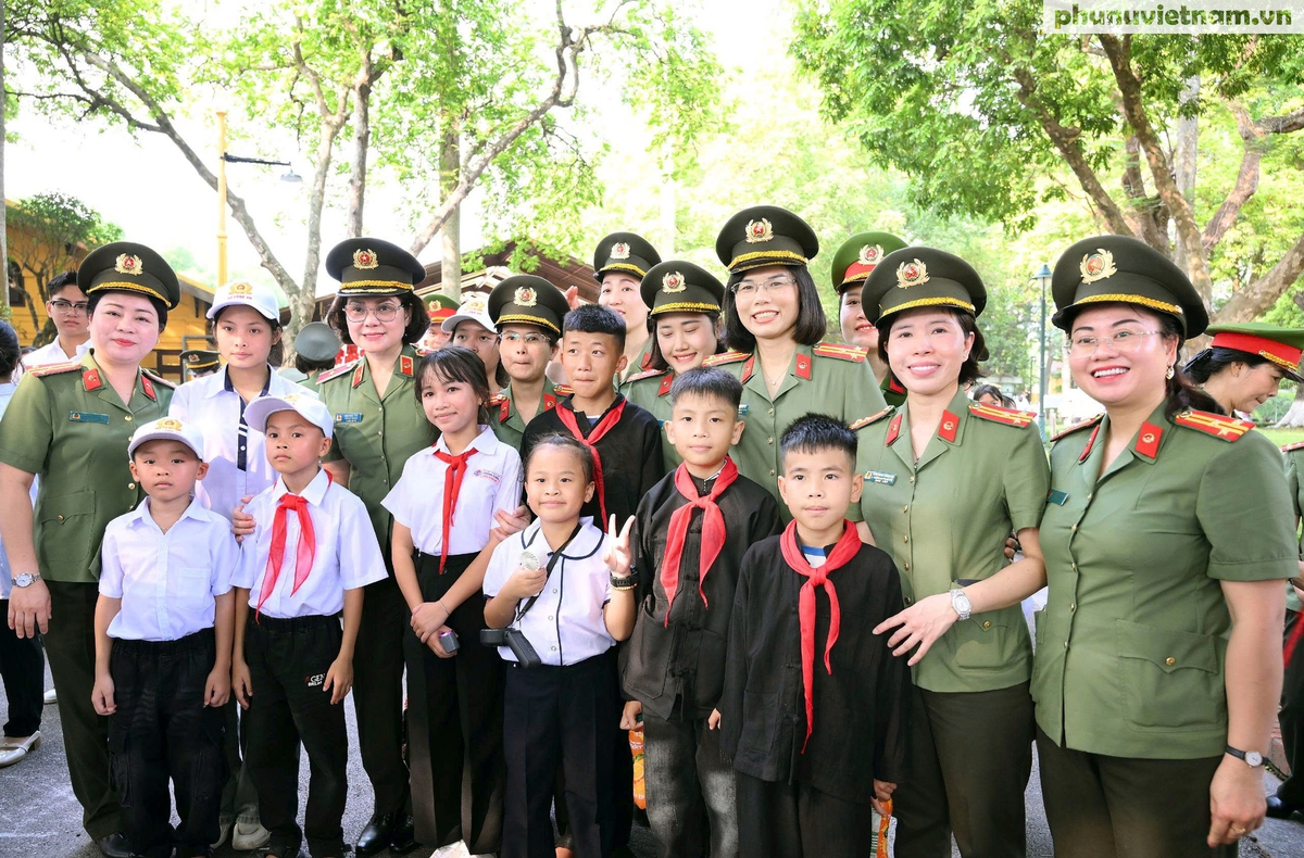 Đoàn đại biểu tham dự chương trình "Trại hè Yêu thương 2026" vào Lăng viếng Bác- Ảnh 10. Đoàn đại biểu tham dự chương trình "Trại hè Yêu thương 2026" vào Lăng viếng Bác- Ảnh 10.