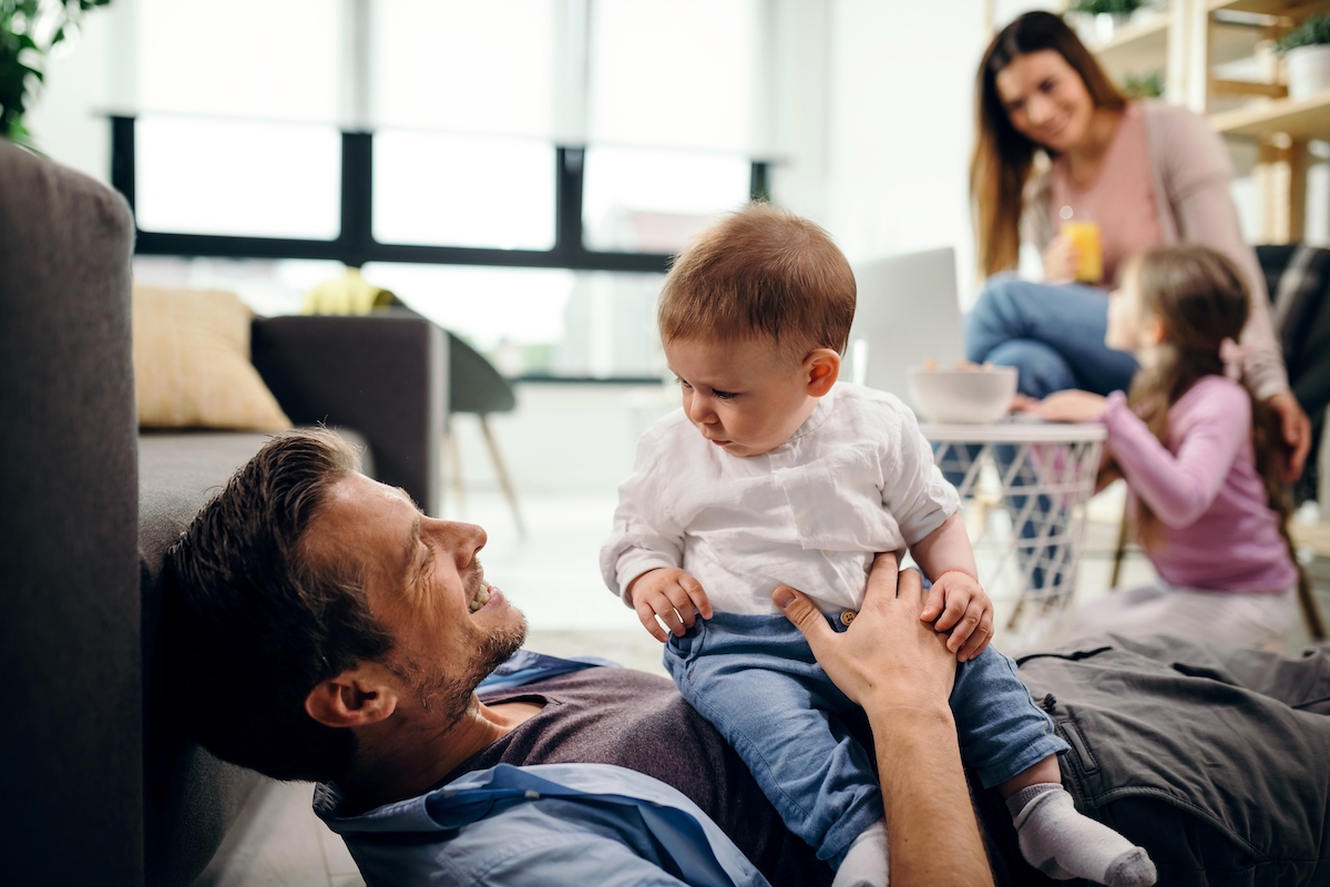 Những ông bố chọn giảm giờ làm để ở nhà chăm con- Ảnh 1.