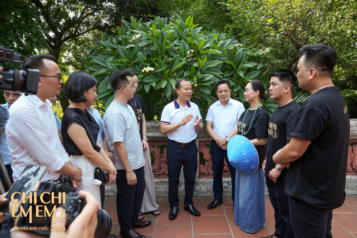 Ông Mai Sơn - Phó Chủ tịch thường trực UBND tỉnh Bắc Ninh trao đổi với ekip đoàn phim Ông Mai Sơn - Phó Chủ tịch thường trực UBND tỉnh Bắc Ninh trao đổi với ekip đoàn phim