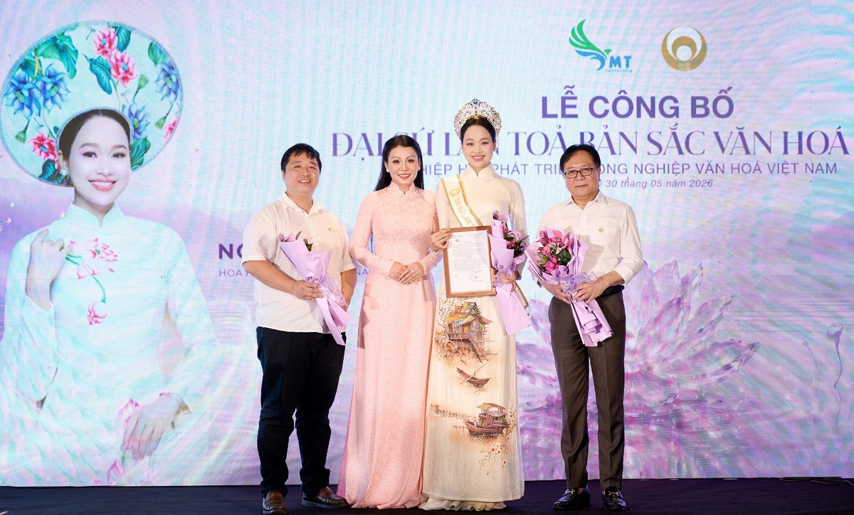 NSND Vương Duy Biên, Chủ tịch Hiệp hội Phát triển Công nghiệp Văn hóa Việt Nam (ngoài cùng bên phải), trao Quyết định cho Hoa hậu Nguyễn Thị Mỹ Linh NSND Vương Duy Biên, Chủ tịch Hiệp hội Phát triển Công nghiệp Văn hóa Việt Nam (ngoài cùng bên phải), trao Quyết định cho Hoa hậu Nguyễn Thị Mỹ Linh