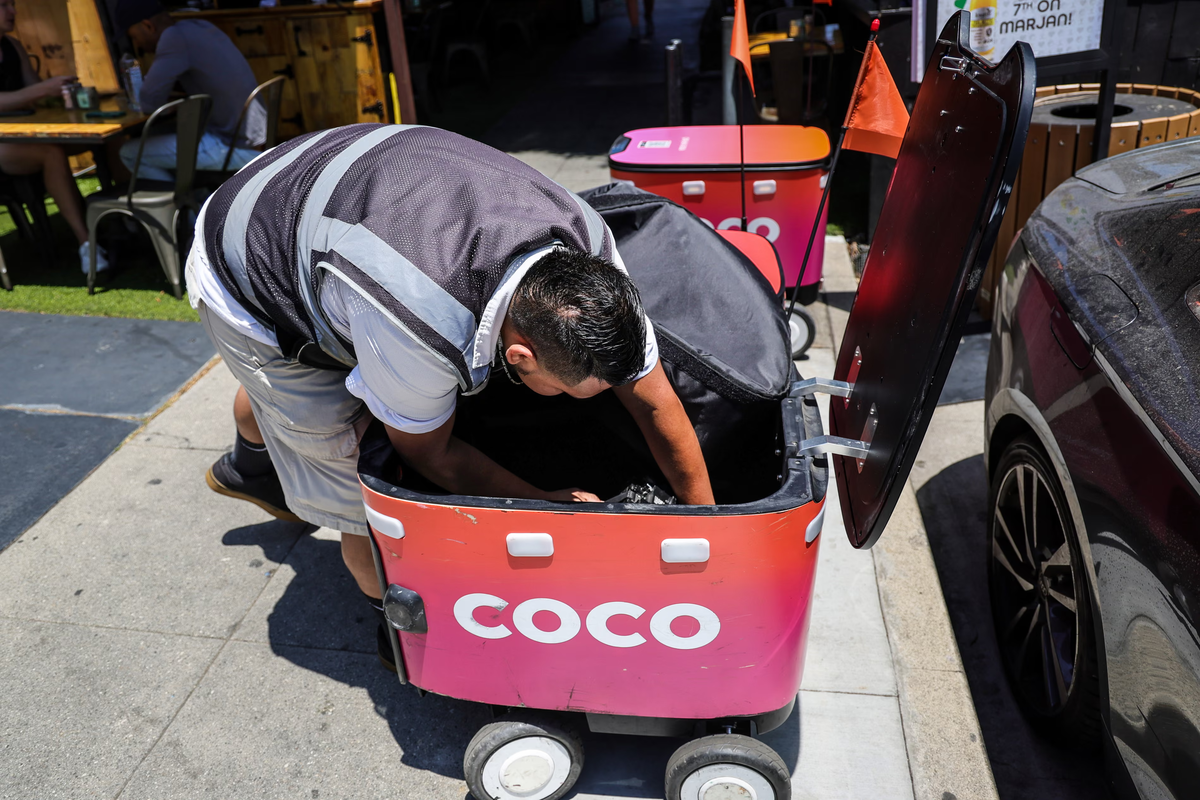 Robot giao hàng và cuộc cạnh tranh vỉa hè tại Los Angeles- Ảnh 1. Robot giao hàng và cuộc cạnh tranh vỉa hè tại Los Angeles- Ảnh 1.