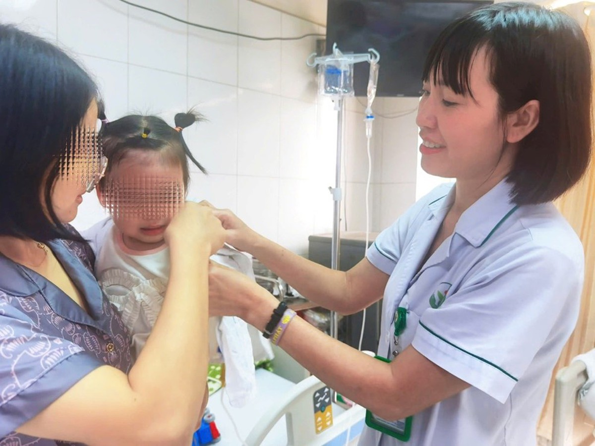 Cấp cứu kịp thời giữ lại khuôn mặt cho bé gái 22 tháng tuổi bị chó cắn- Ảnh 2.