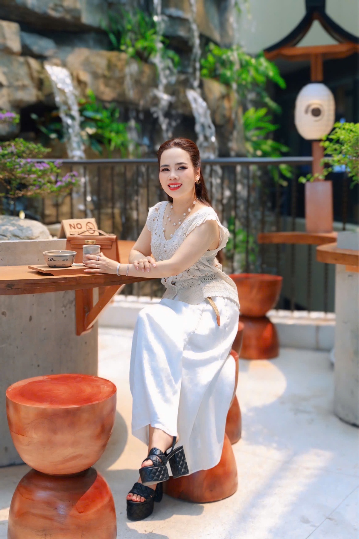 Nữ doanh nhân Tuấn Hương gợi ý các công thức lên đồ giúp phái đẹp "hack tuổi" ngày hè- Ảnh 2.