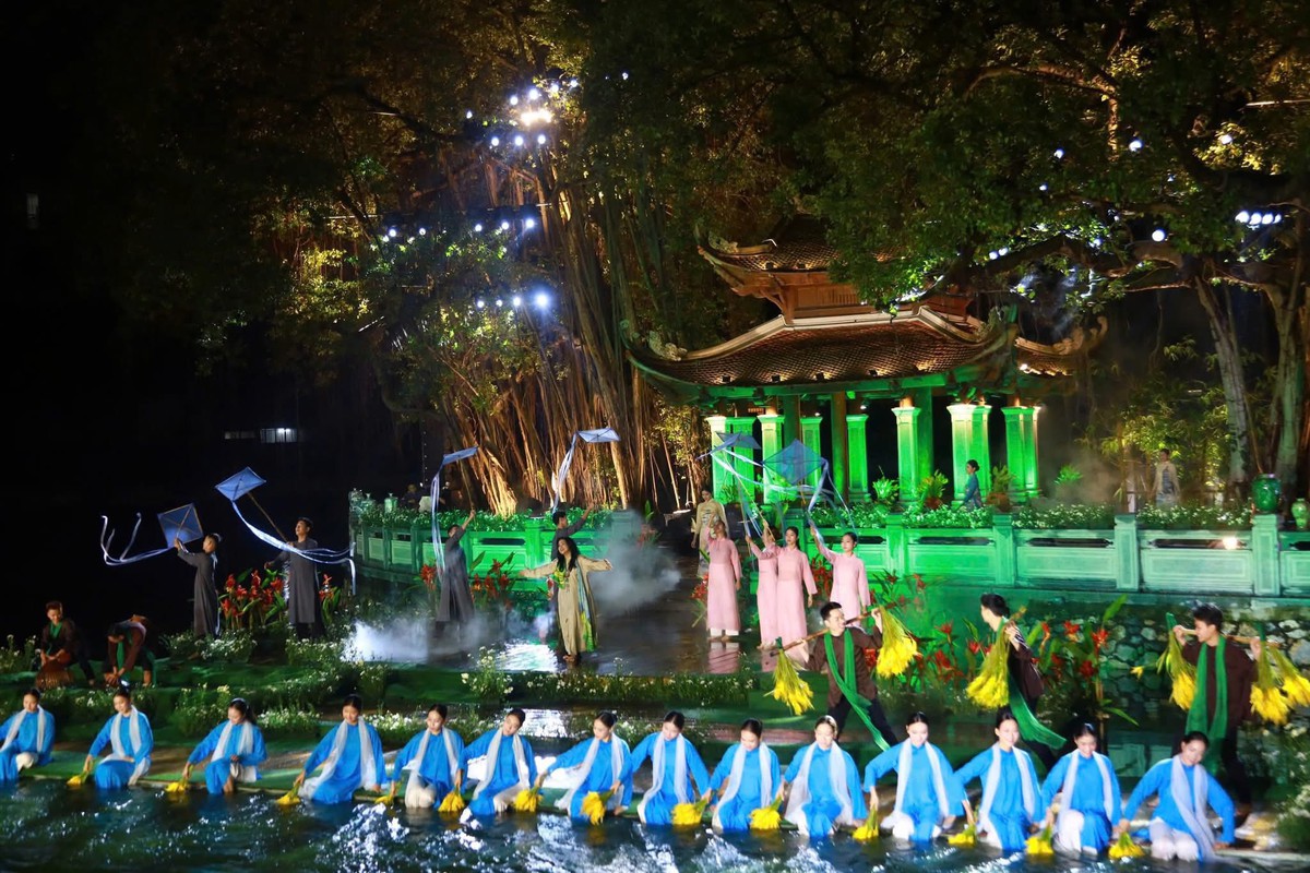 Chương trình biểu diễn nghệ thuật "Áo dài trên con đường di sản" trong khuôn khổ Festival Thăng Long - Hà Nội 2025