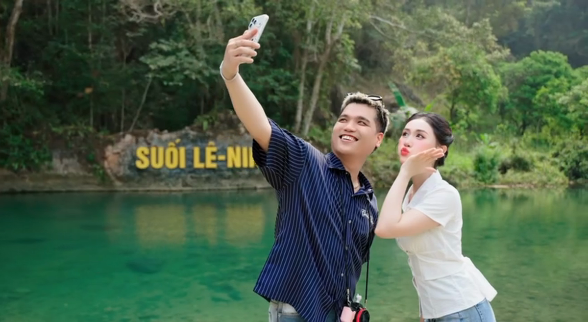 Hình ảnh đôi bạn trẻ khám phá thiên nhiên, hòa mình vào không gian văn hóa vùng cao trong MV