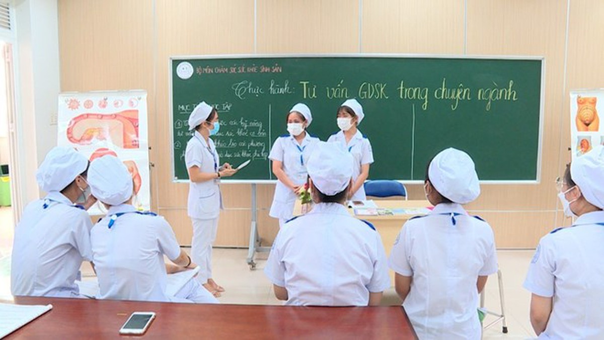 Học phí ngành Y Dược tăng mạnh: "Giấc mơ áo trắng" trở thành nỗi lo của cha mẹ- Ảnh 1.