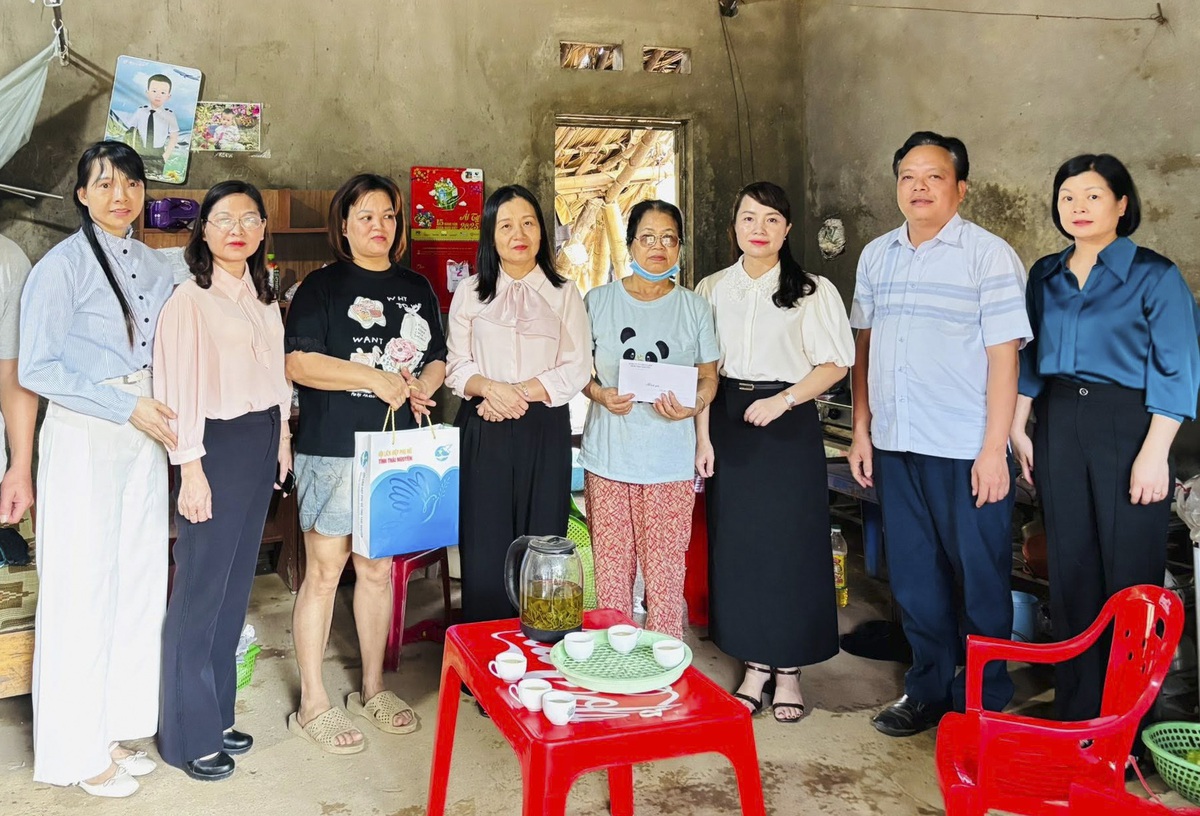 Hội LHPN tỉnh Thái Nguyên thăm hỏi gia đình hội viên bị thiệt hại do giông lốc, mưa đá- Ảnh 1.