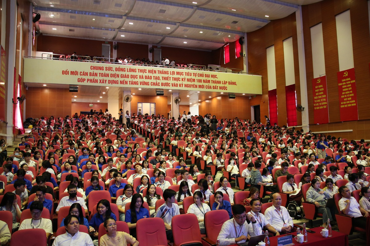 Hơn 1000 sinh viên, học sinh, độc giả cùng giao lưu với các diễn giả tại chương trình. Ảnh: Ban tổ chức cung cấp.