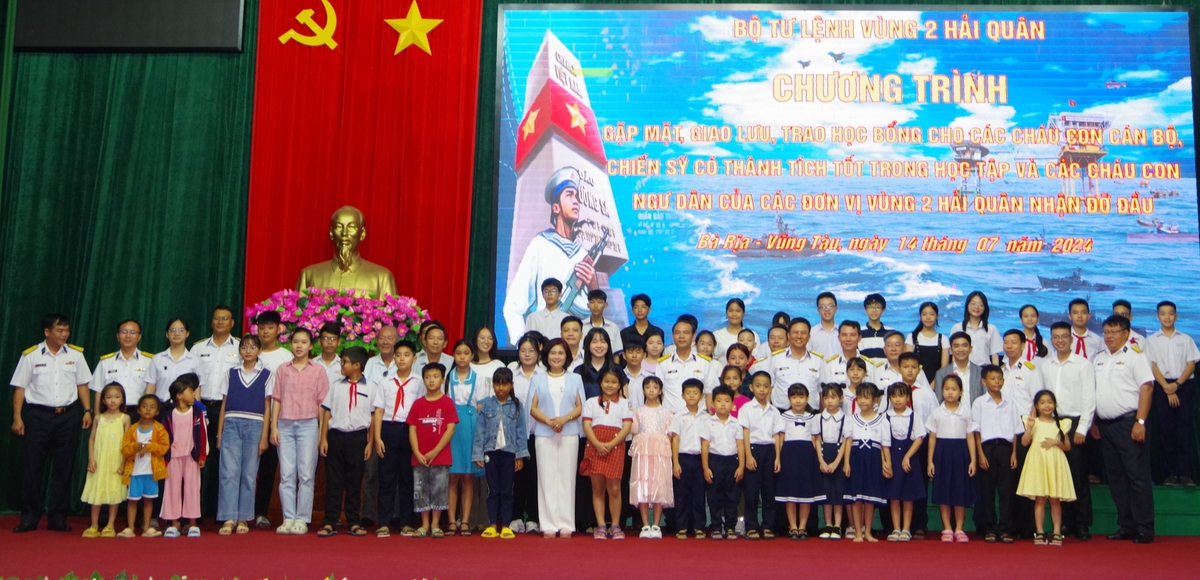Ấm tình bộ đội Hải quân đỡ đầu những trẻ em thiệt thòi- Ảnh 2.