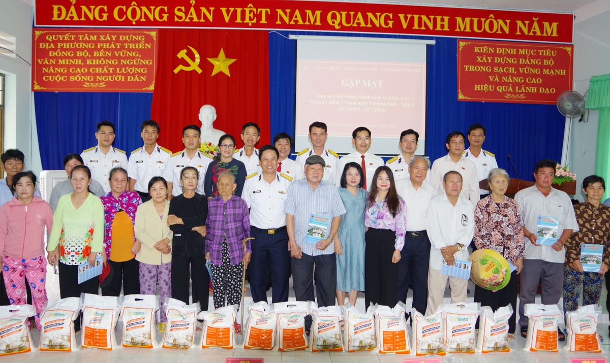 Ấm tình bộ đội Hải quân đỡ đầu những trẻ em thiệt thòi- Ảnh 5.
