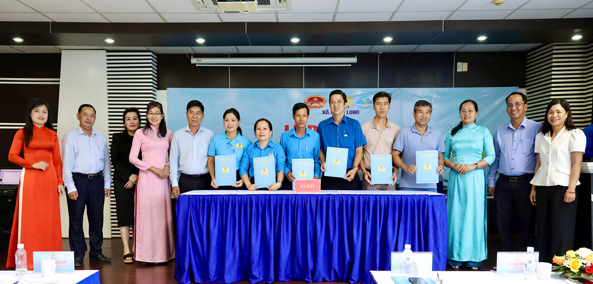 TPHCM: Tặng quà, khám sức khỏe cho hàng trăm công nhân tại xã Hưng Long- Ảnh 2.