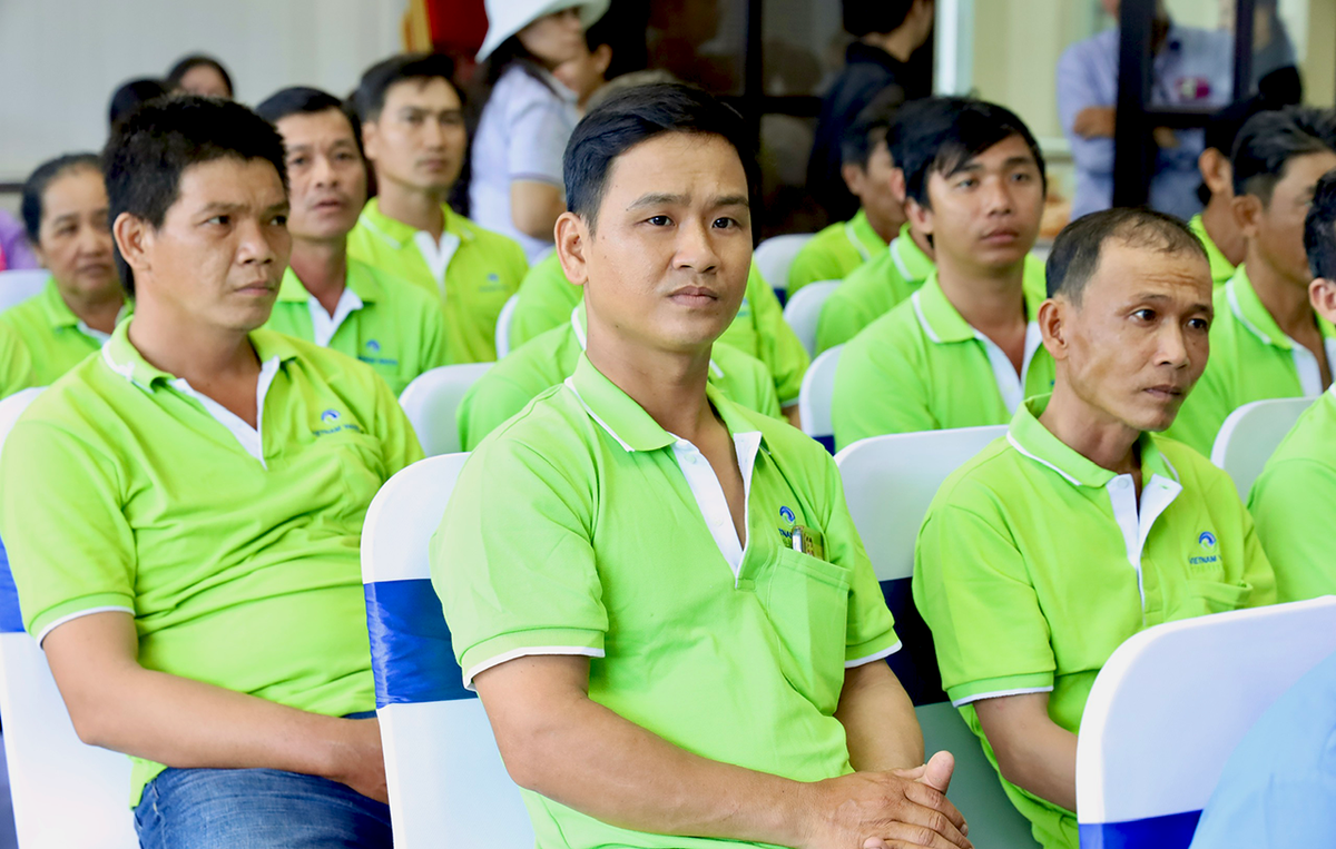 TPHCM: Tặng quà, khám sức khỏe cho hàng trăm công nhân tại xã Hưng Long- Ảnh 4.