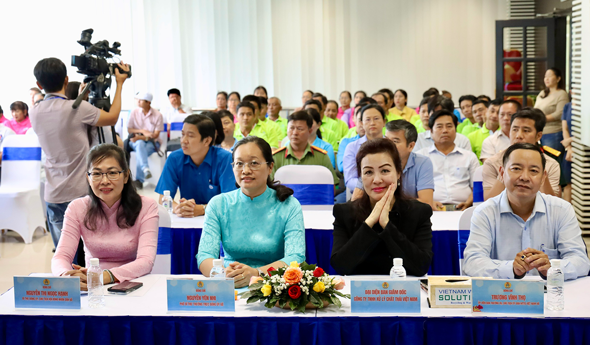 TPHCM: Tặng quà, khám sức khỏe cho hàng trăm công nhân tại xã Hưng Long- Ảnh 3.