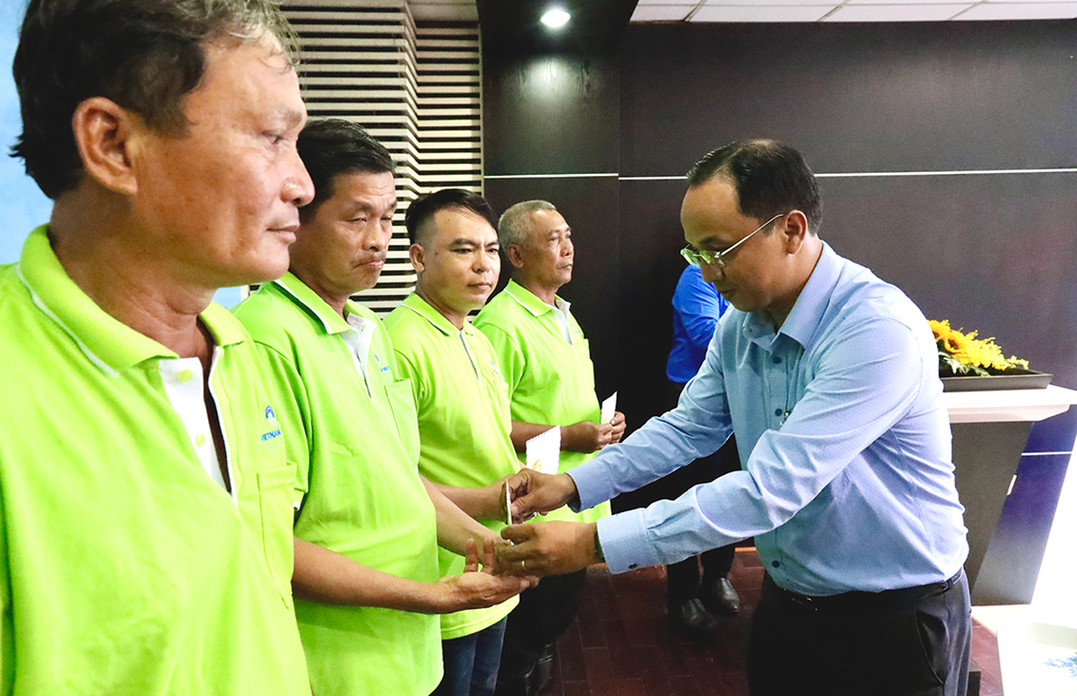 TPHCM: Tặng quà, khám sức khỏe cho hàng trăm công nhân tại xã Hưng Long- Ảnh 1.