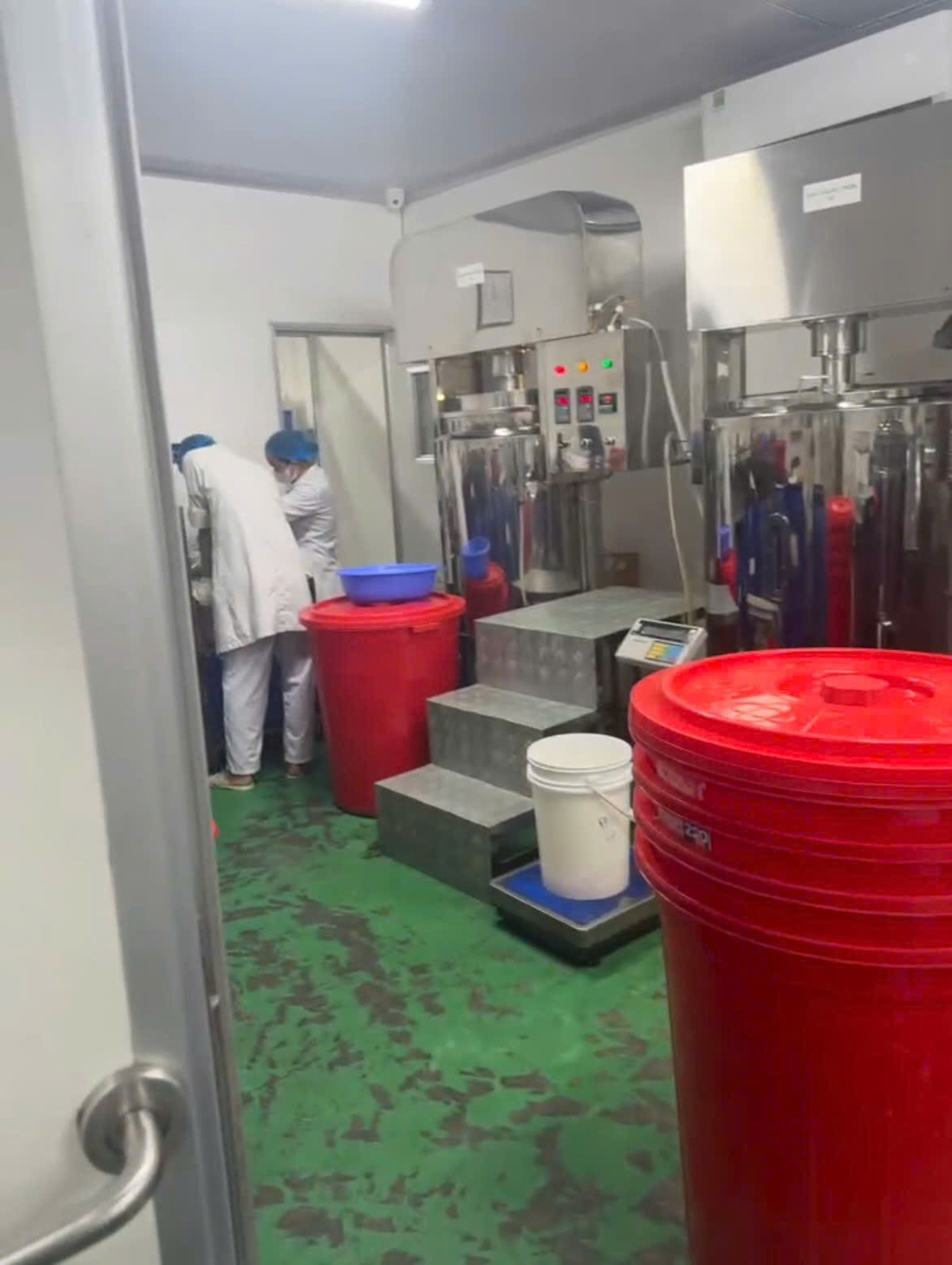 Triệt phá cơ sở quy mô lớn làm giả dung dịch vệ sinh phụ nữ- Ảnh 2.