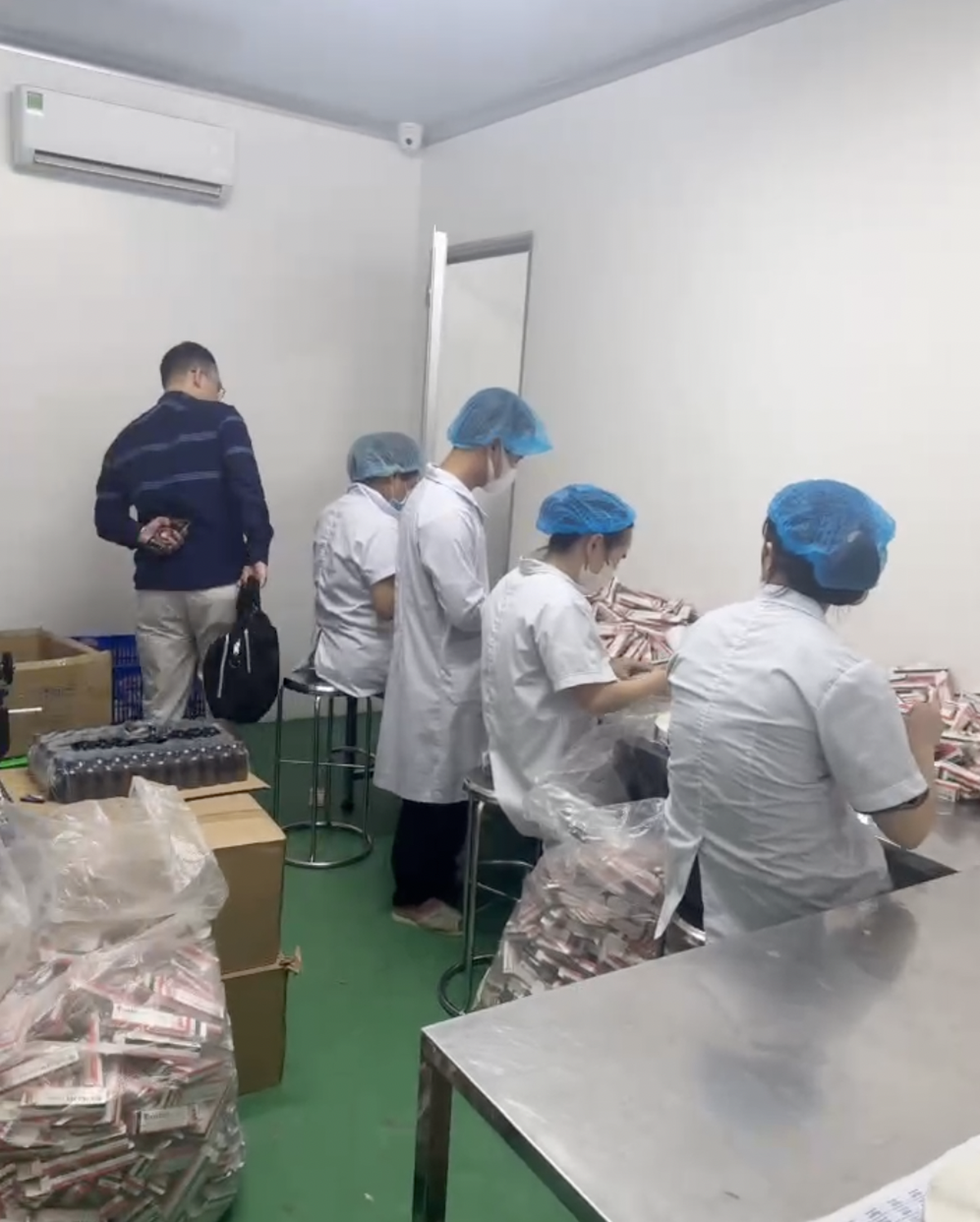 Triệt phá cơ sở quy mô lớn làm giả dung dịch vệ sinh phụ nữ- Ảnh 3.