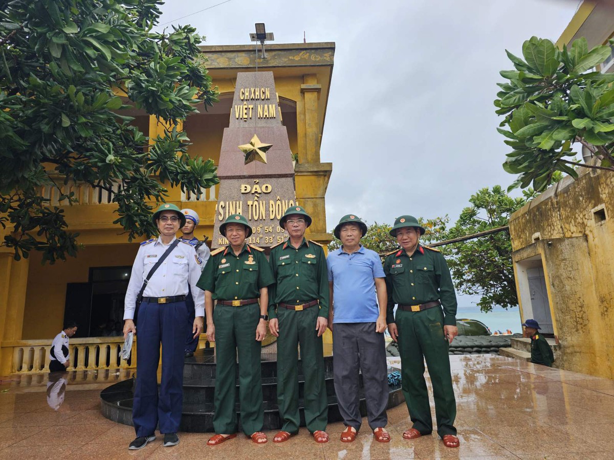 Nhạc sĩ Lê Tự Minh (đứng thứ 2 từ phải sang) trên đảo Sinh Tồn Đông