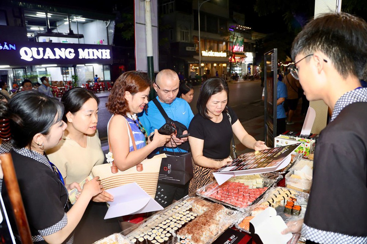 Hải Phòng: Du lịch đêm được nâng tầm qua nhiều hoạt động tại Lễ hội Hoa Phượng Đỏ- Ảnh 2.