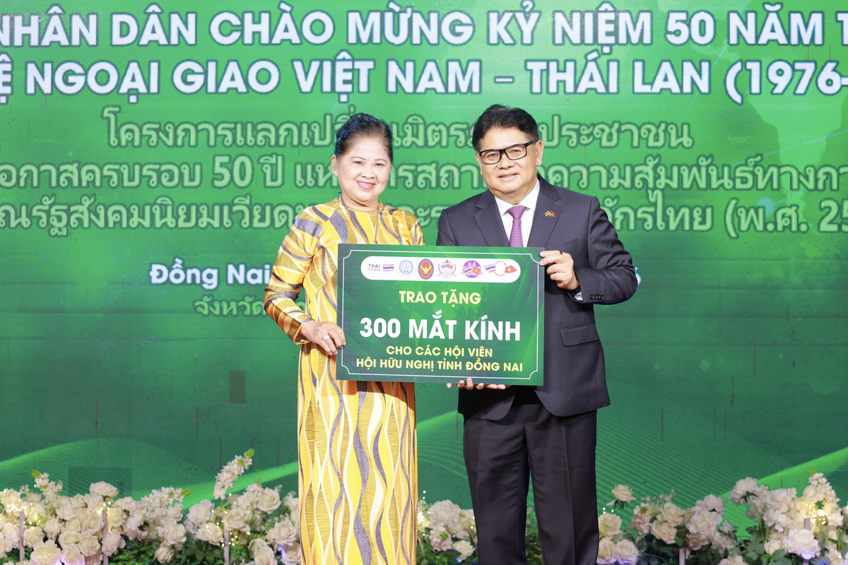 Trao nhiều phần quà tại chương trình kỷ niệm 50 năm quan hệ Việt Nam - Thái Lan- Ảnh 1.