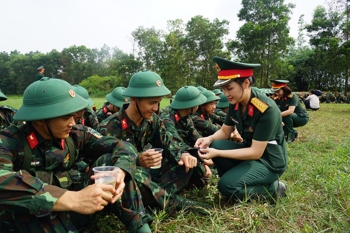 Thao trường đổ mồ hôi, tình đồng đội đong đầy- Ảnh 7.