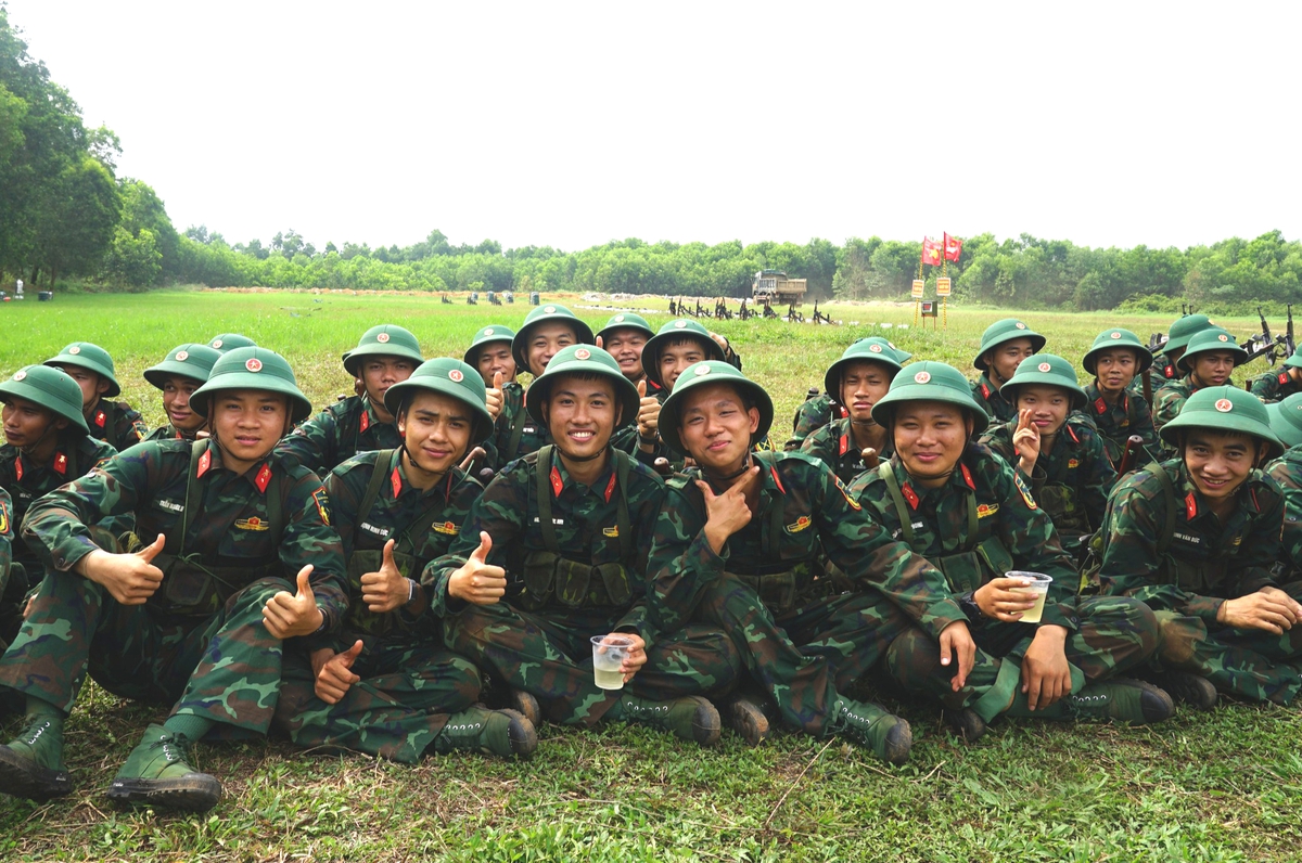 Thao trường đổ mồ hôi, tình đồng đội đong đầy- Ảnh 3.