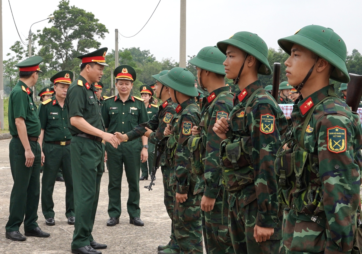 Thao trường đổ mồ hôi, tình đồng đội đong đầy- Ảnh 1.