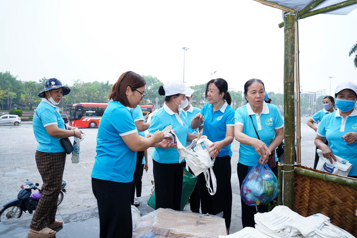 Mong Mặt trận giám sát chuyên đề về thực hiện Luật Bình đẳng giới và Luật Phòng, chống bạo lực gia đình- Ảnh 2. Mong Mặt trận giám sát chuyên đề về thực hiện Luật Bình đẳng giới và Luật Phòng, chống bạo lực gia đình- Ảnh 2.