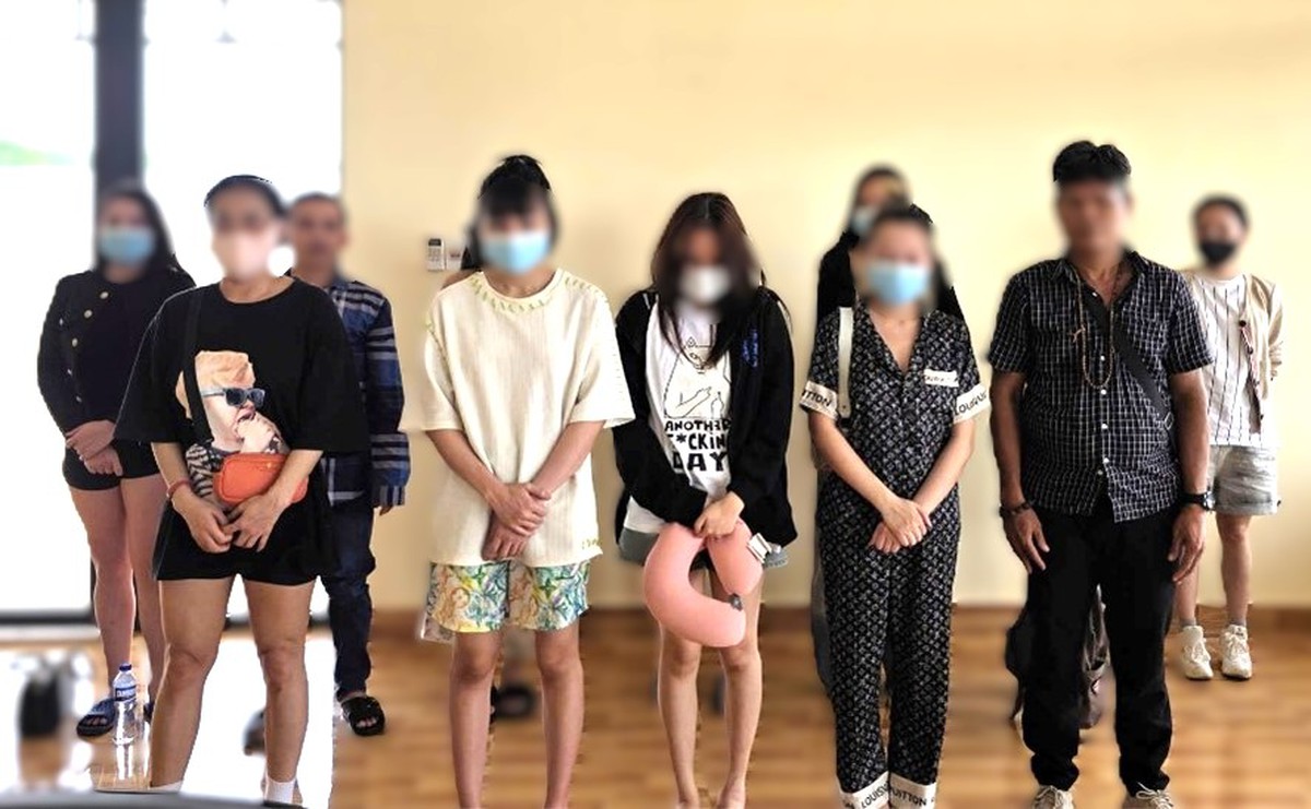 Tiếp nhận 14 công dân bị bắt tại cơ sở massage trong khu lừa đảo ở Campuchia- Ảnh 1.