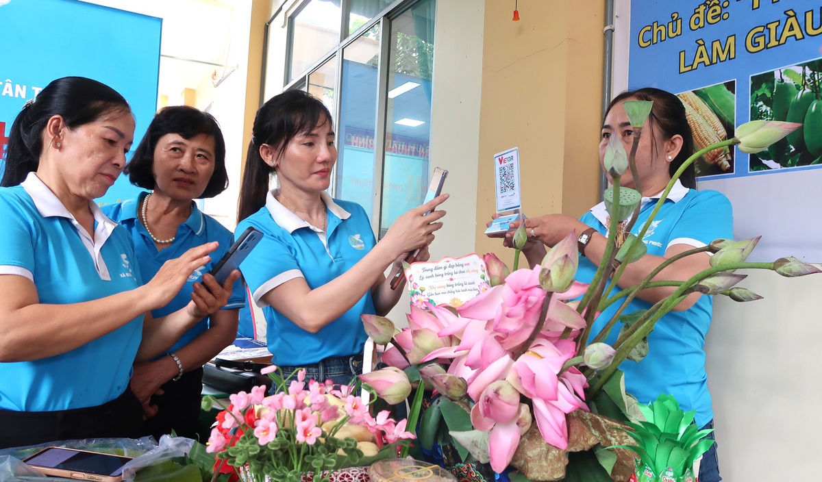 Ấn tượng gian hàng phụ nữ khởi nghiệp vùng nông thôn- Ảnh 4. Ấn tượng gian hàng phụ nữ khởi nghiệp vùng nông thôn- Ảnh 4.