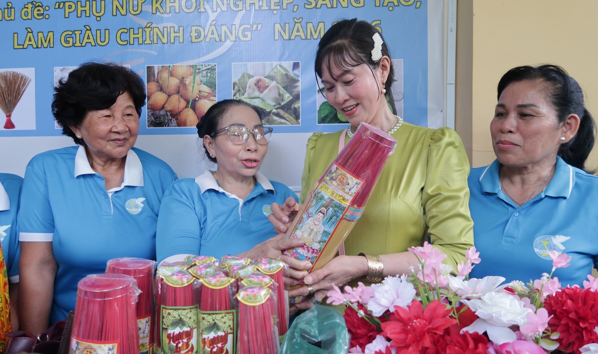 Ấn tượng gian hàng phụ nữ khởi nghiệp vùng nông thôn- Ảnh 1. Ấn tượng gian hàng phụ nữ khởi nghiệp vùng nông thôn- Ảnh 1.