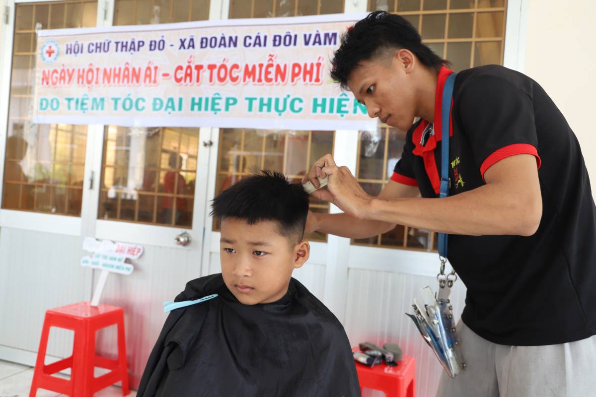 Những phần quà yêu thương đến với người dân khó khăn, trẻ mồ côi ở Cà Mau- Ảnh 1.