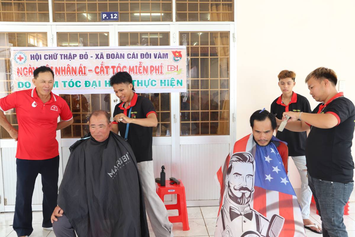 Những phần quà yêu thương đến với người dân khó khăn, trẻ mồ côi ở Cà Mau- Ảnh 2.