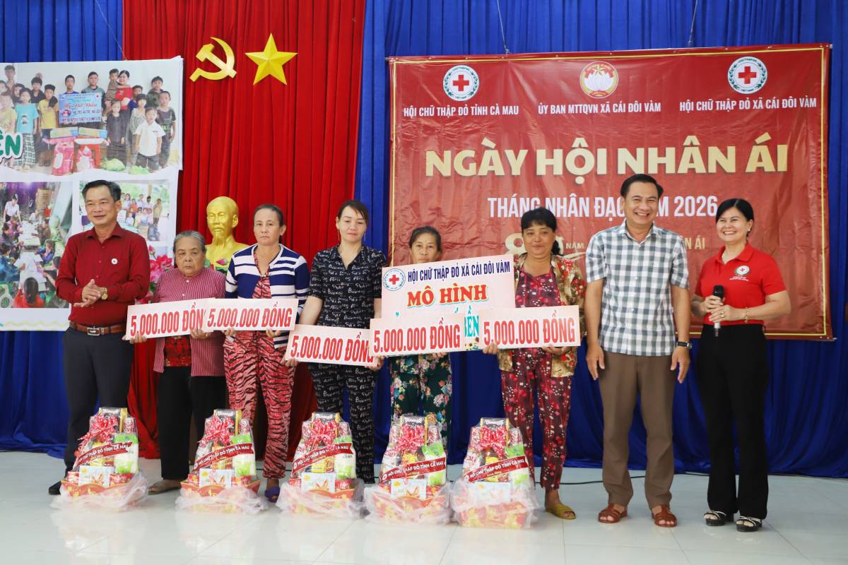 Những phần quà yêu thương đến với người dân khó khăn, trẻ mồ côi ở Cà Mau- Ảnh 3.