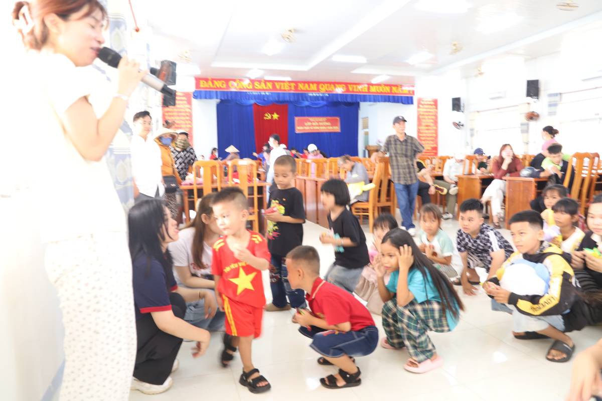 Những phần quà yêu thương đến với người dân khó khăn, trẻ mồ côi ở Cà Mau- Ảnh 4.