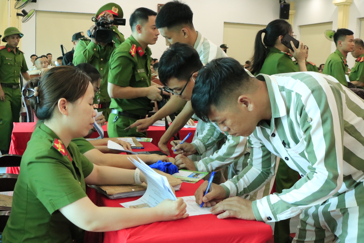 Hải Phòng: Công bố Quyết định đặc xá cho 193 phạm nhân- Ảnh 1. Hải Phòng: Công bố Quyết định đặc xá cho 193 phạm nhân- Ảnh 1.