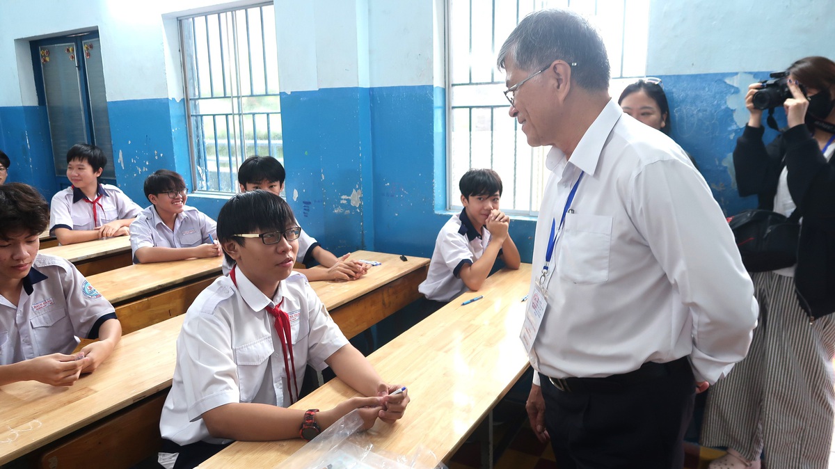 Thi vào lớp 10 tại TPHCM: Hơn 151.000 thí sinh bước vào môn thi đầu tiên- Ảnh 2. Thi vào lớp 10 tại TPHCM: Hơn 151.000 thí sinh bước vào môn thi đầu tiên- Ảnh 2.