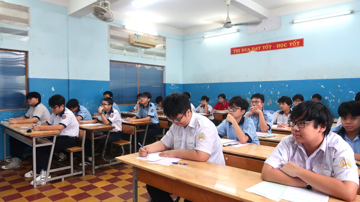 Thi vào lớp 10 tại TPHCM: Hơn 151.000 thí sinh bước vào môn thi đầu tiên- Ảnh 1. Thi vào lớp 10 tại TPHCM: Hơn 151.000 thí sinh bước vào môn thi đầu tiên- Ảnh 1.