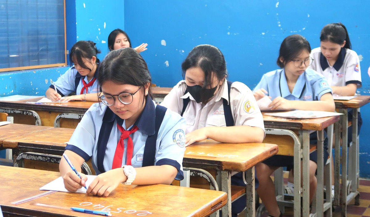 Thi vào lớp 10 tại TPHCM: Hơn 151.000 thí sinh bước vào môn thi đầu tiên- Ảnh 3. Thi vào lớp 10 tại TPHCM: Hơn 151.000 thí sinh bước vào môn thi đầu tiên- Ảnh 3.