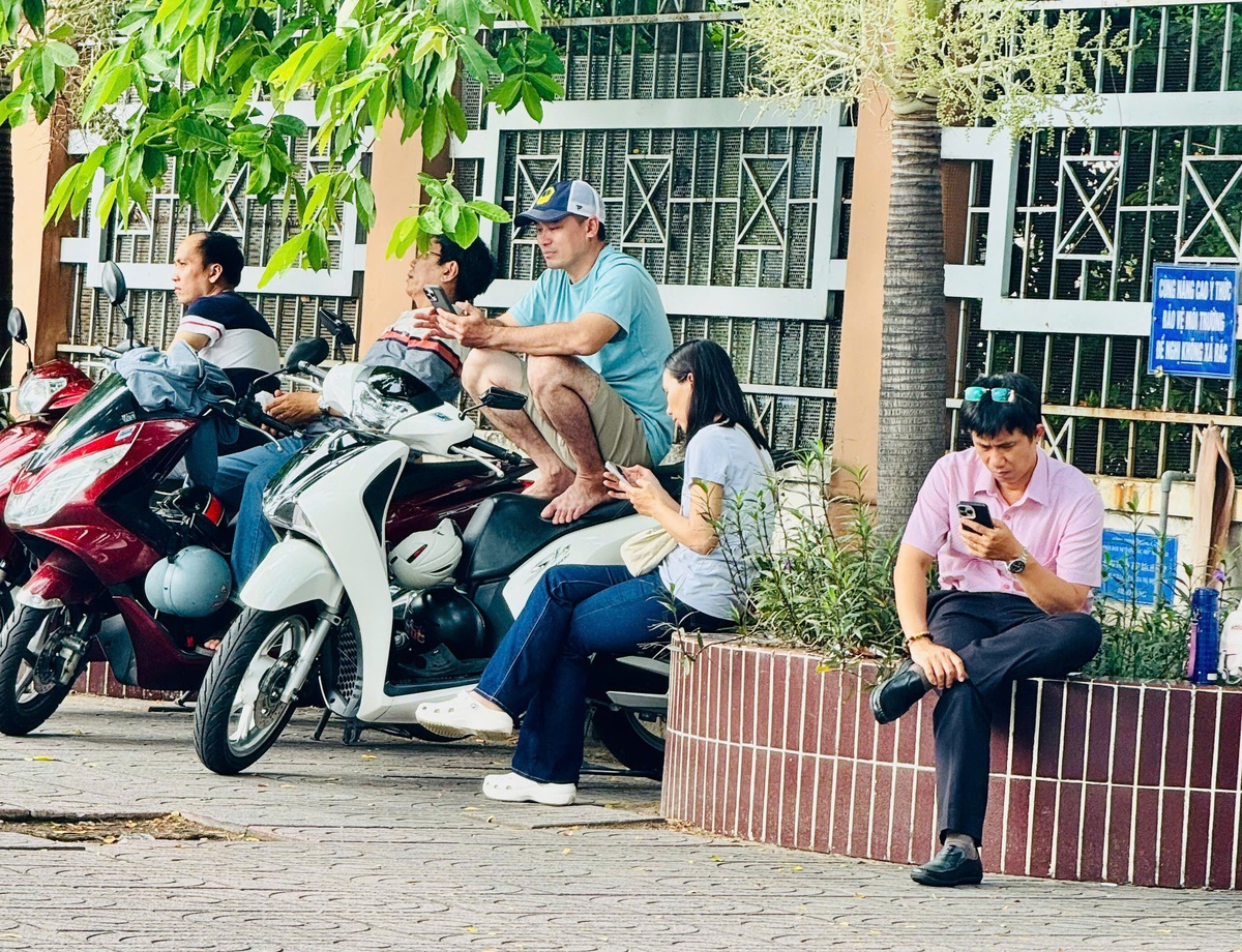 Các phụ huynh tận dụng bóng mát của hàng cây trước trường THPT Phú Nhuận để nghỉ ngơi chờ con thi. Ảnh: Hồ Lam Các phụ huynh tận dụng bóng mát của hàng cây trước trường THPT Phú Nhuận để nghỉ ngơi chờ con thi. Ảnh: Hồ Lam