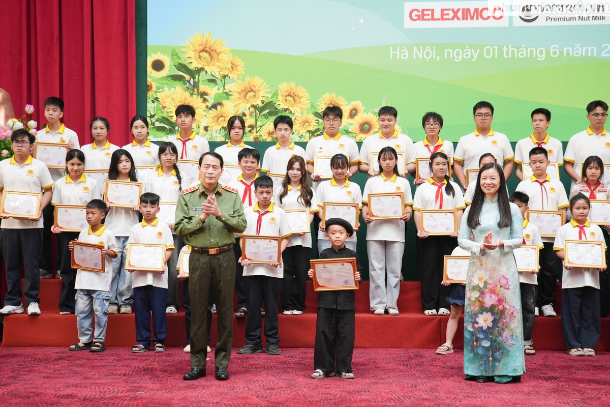 Bộ Công an gặp mặt, biểu dương 150 con cán bộ, chiến sĩ, thương binh, liệt sĩ, con đỡ đầu- Ảnh 14. Bộ Công an gặp mặt, biểu dương 150 con cán bộ, chiến sĩ, thương binh, liệt sĩ, con đỡ đầu- Ảnh 14.