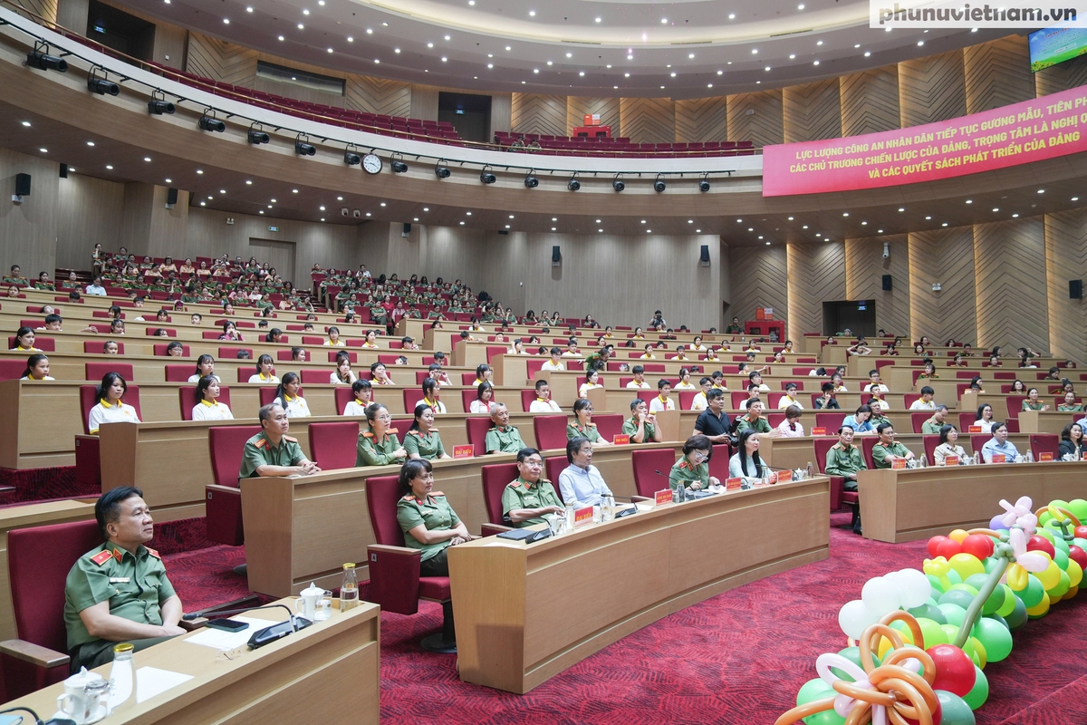 Bộ Công an gặp mặt, biểu dương 150 con cán bộ, chiến sĩ, thương binh, liệt sĩ, con đỡ đầu- Ảnh 4. Bộ Công an gặp mặt, biểu dương 150 con cán bộ, chiến sĩ, thương binh, liệt sĩ, con đỡ đầu- Ảnh 4.