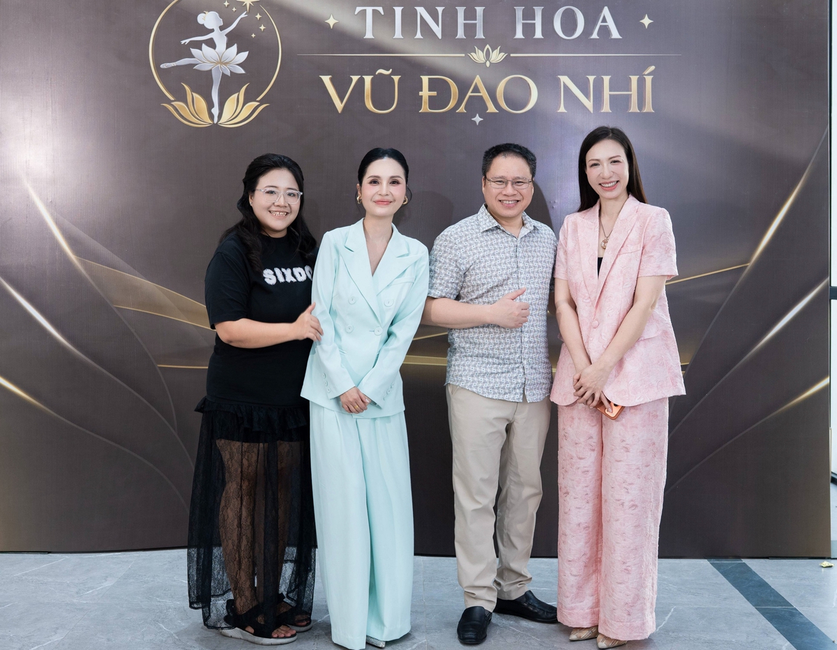 Đạo diễn Lê Hoàng Trúc (ngoài cùng bên trái) cùng nhà báo Bùi Việt Cường (Chủ tịch Công đoàn Báo Thiếu niên Tiền phong và Nhi đồng, thứ 3 từ trái sang) tại lễ phát động cuộc thi "Tinh hoa Vũ đạo nhí 2026" Đạo diễn Lê Hoàng Trúc (ngoài cùng bên trái) cùng nhà báo Bùi Việt Cường (Chủ tịch Công đoàn Báo Thiếu niên Tiền phong và Nhi đồng, thứ 3 từ trái sang) tại lễ phát động cuộc thi "Tinh hoa Vũ đạo nhí 2026"