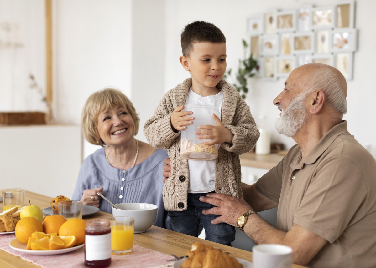 Cháu nghỉ hè, ông bà nuông chiều theo mọi sở thích- Ảnh 1. Cháu nghỉ hè, ông bà nuông chiều theo mọi sở thích- Ảnh 1.