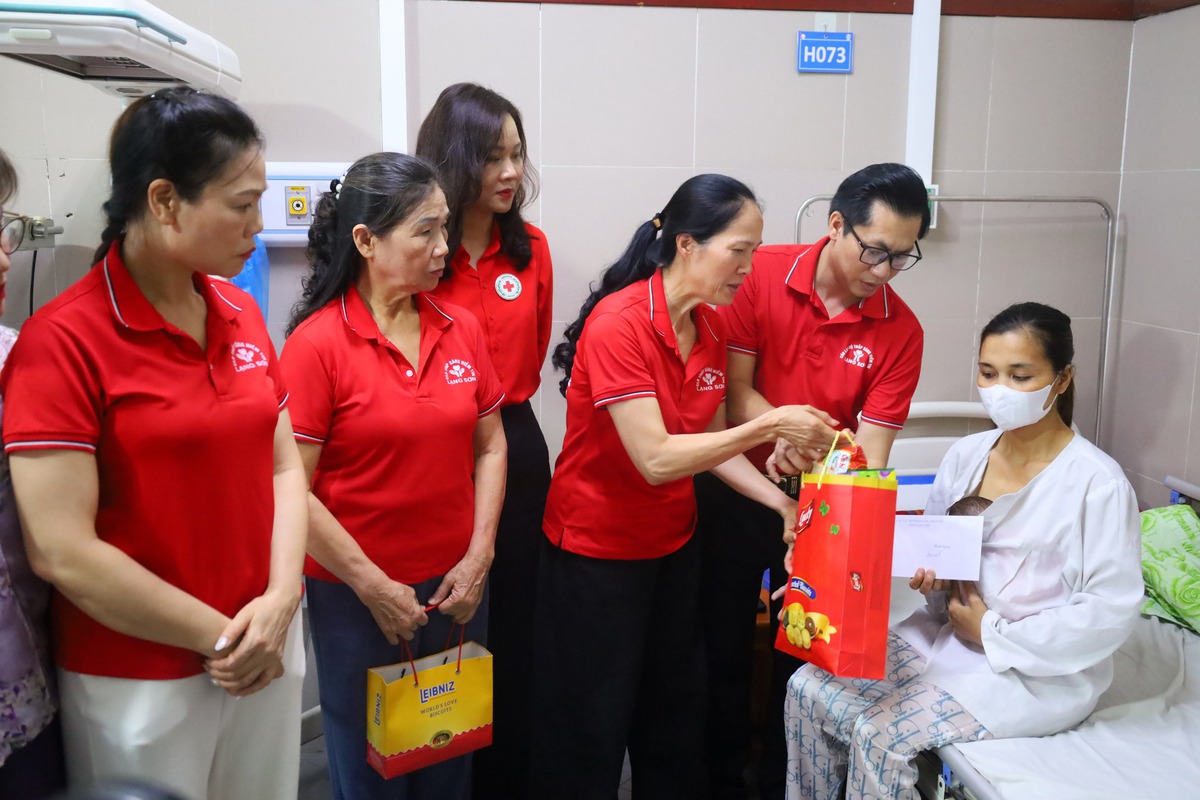 Hơn 400 suất quà tặng bệnh nhi Lạng Sơn trong Ngày Quốc tế thiếu nhi- Ảnh 6. Hơn 400 suất quà tặng bệnh nhi Lạng Sơn trong Ngày Quốc tế thiếu nhi- Ảnh 6.